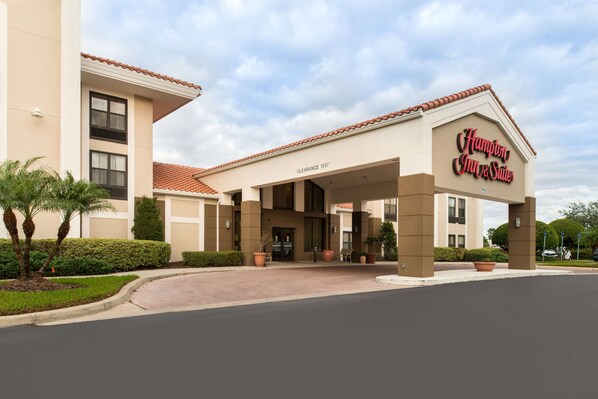 A Hampton Inn & Suites with a clear sign, a covered entrance, and a parking area. - Hampton Inn & Suites Orlando/East UCF Area (Orlando)