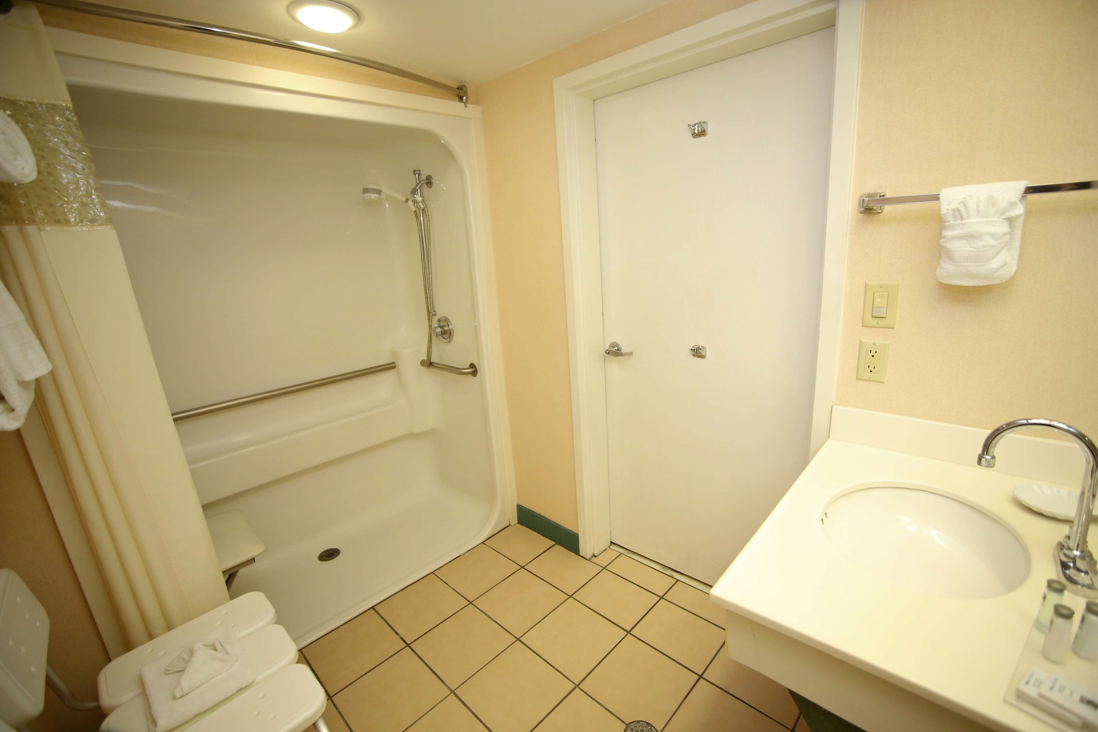 Un baño con bañera, inodoro, lavabo y puerta.