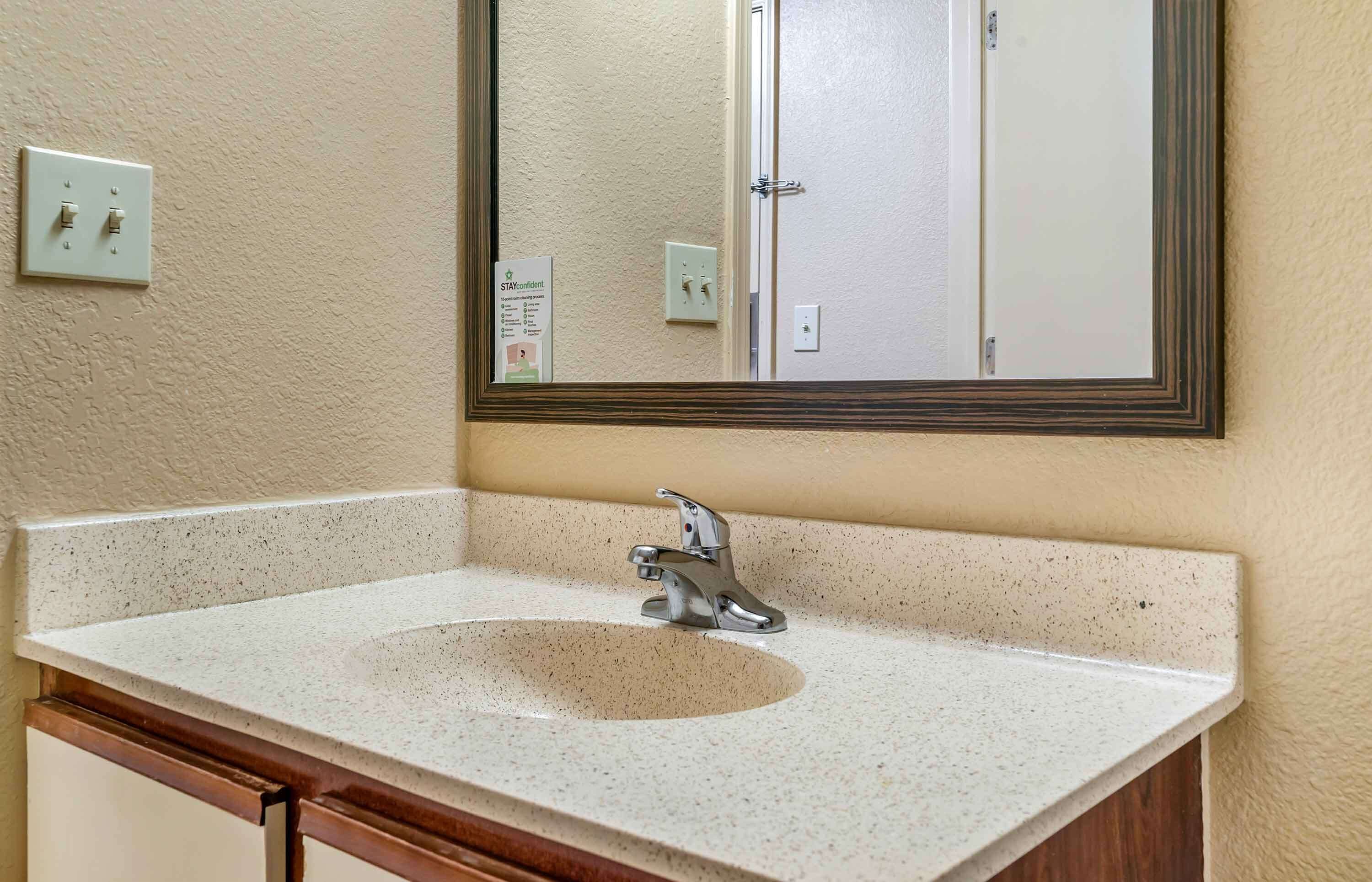 Combined shower/bathtub, free toiletries, hair dryer, towels