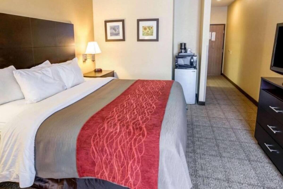 Escritorio, cortinas blackout y tabla de planchar con plancha