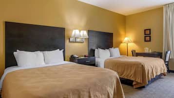 Escritorio, cortinas blackout y tabla de planchar con plancha