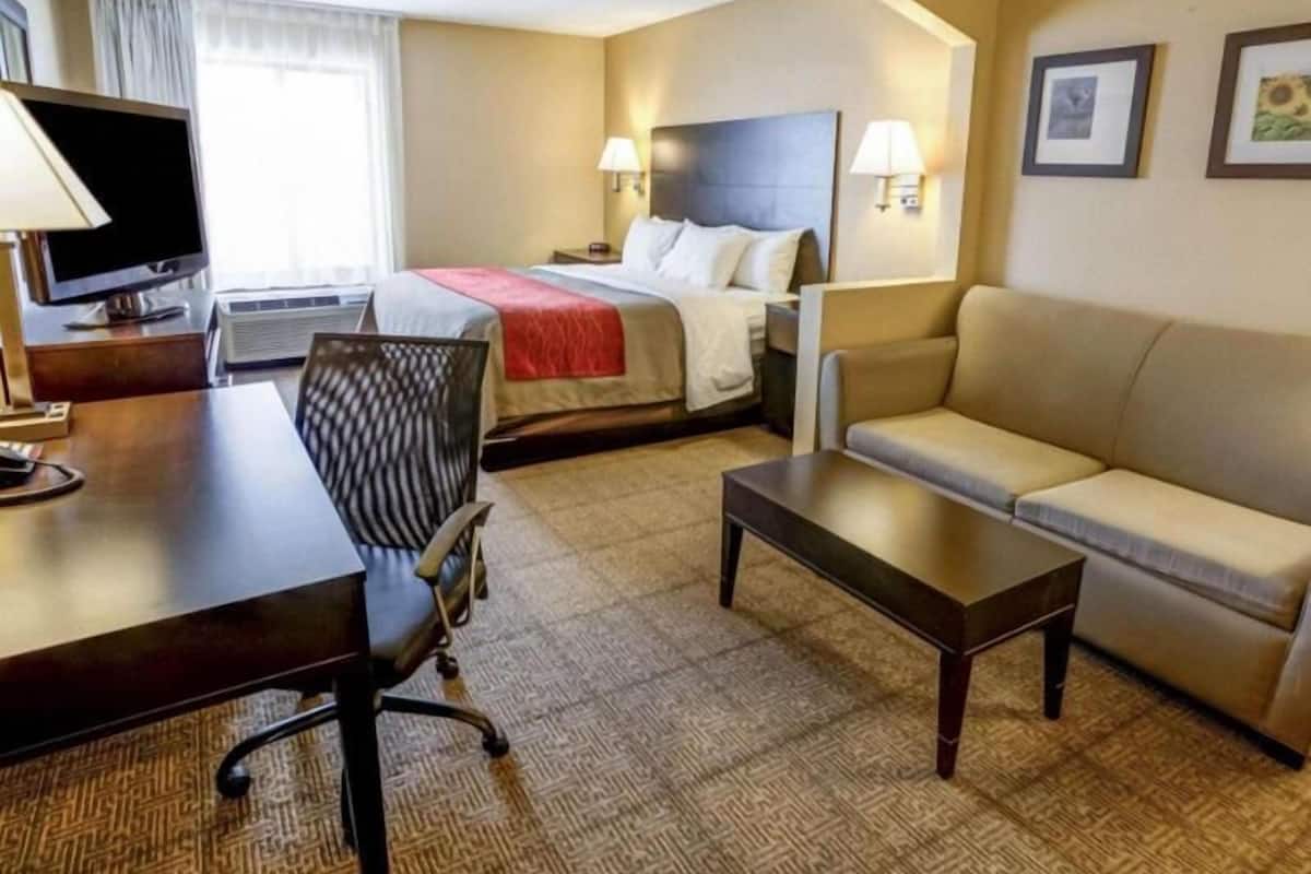 Escritorio, cortinas blackout y tabla de planchar con plancha