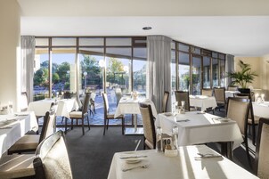 每日供应自助式早餐（每人 AUD 25）