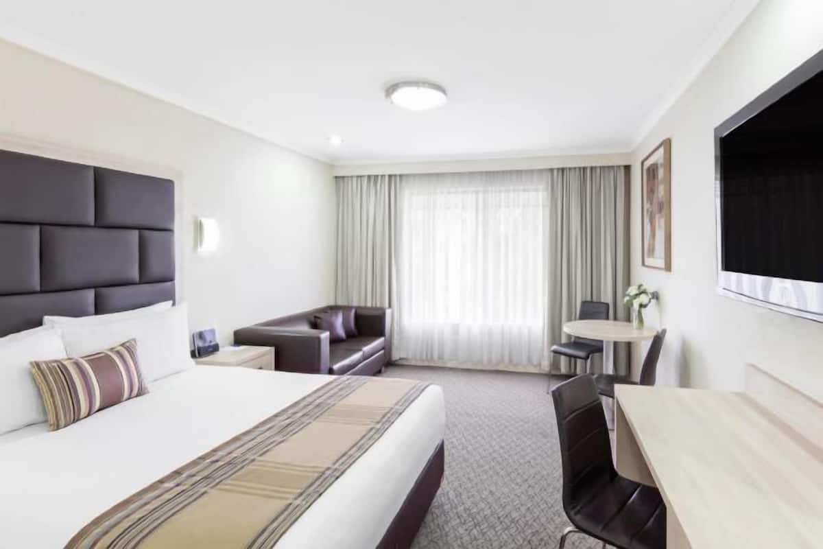 Een minibar, een kluis op de kamer, een laptopwerkplek