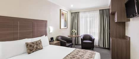 Standard Room, 1 Queen Bed, Non Smoking | Minibar, in-room safe, laptop workspace, blackout drapes