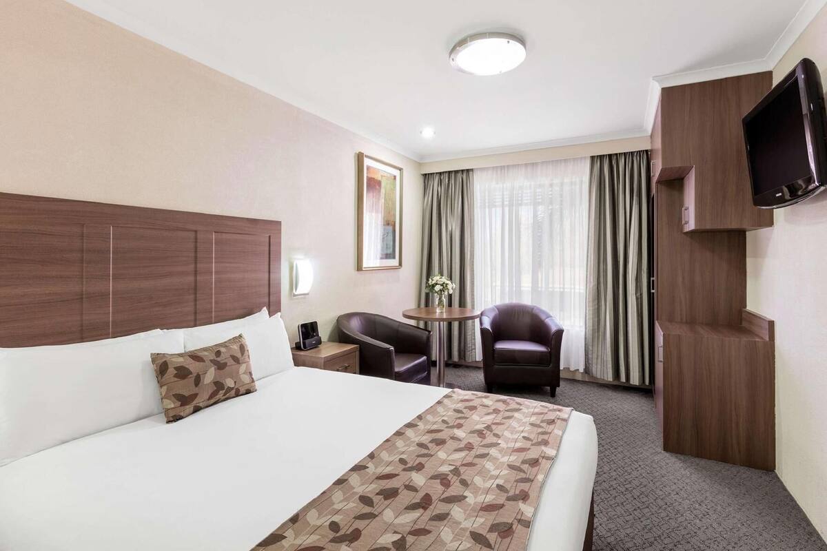 Minibar, in-room safe, laptop workspace, blackout drapes