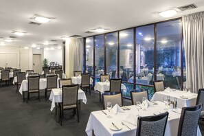 供应早餐和晚餐