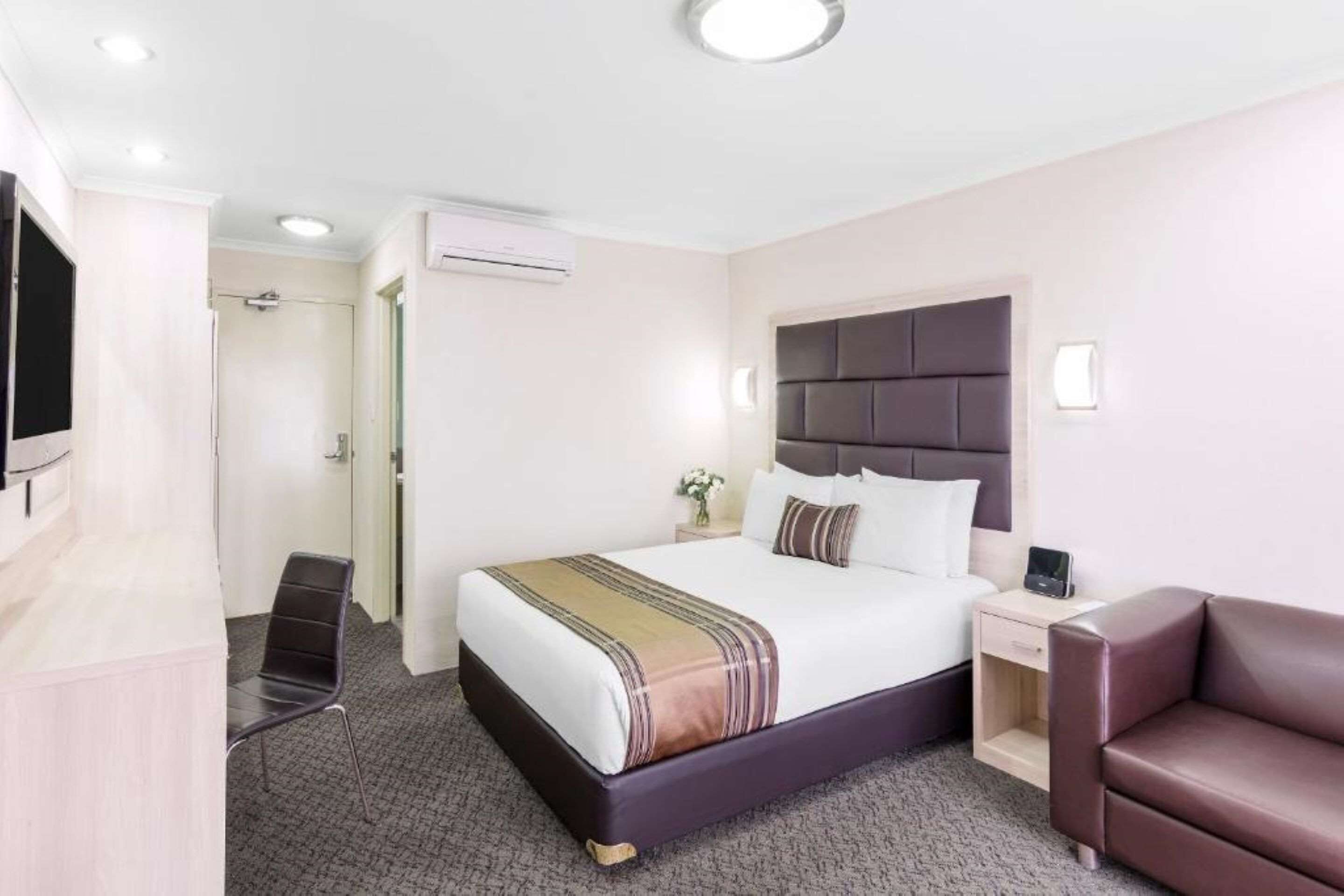 executive room, 1 queen bed, non smoking, pool view | minibar, in-room safe, laptop workspace, blackout curtains