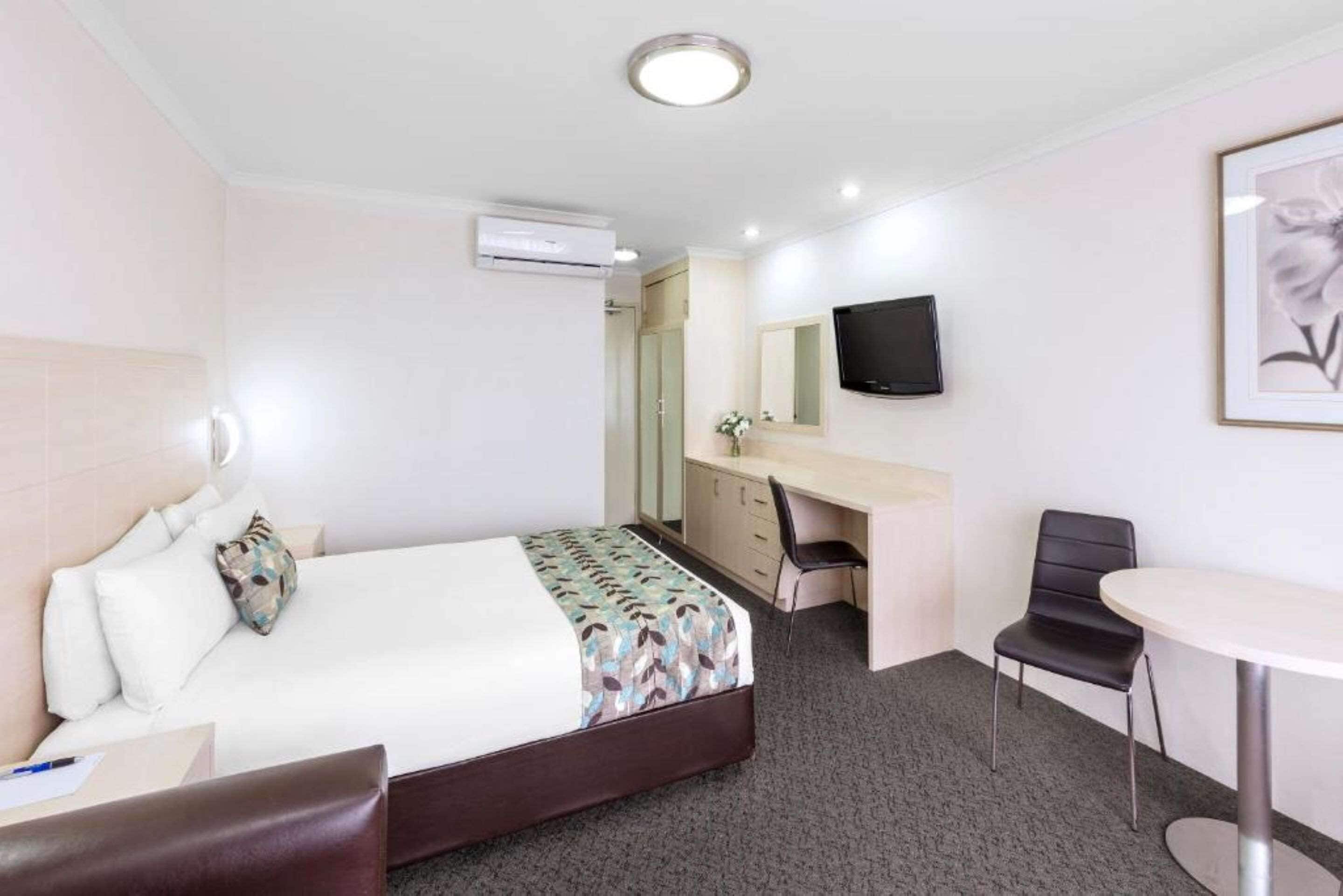 deluxe room, 1 queen bed, non smoking | minibar, in-room safe, laptop workspace, blackout curtains