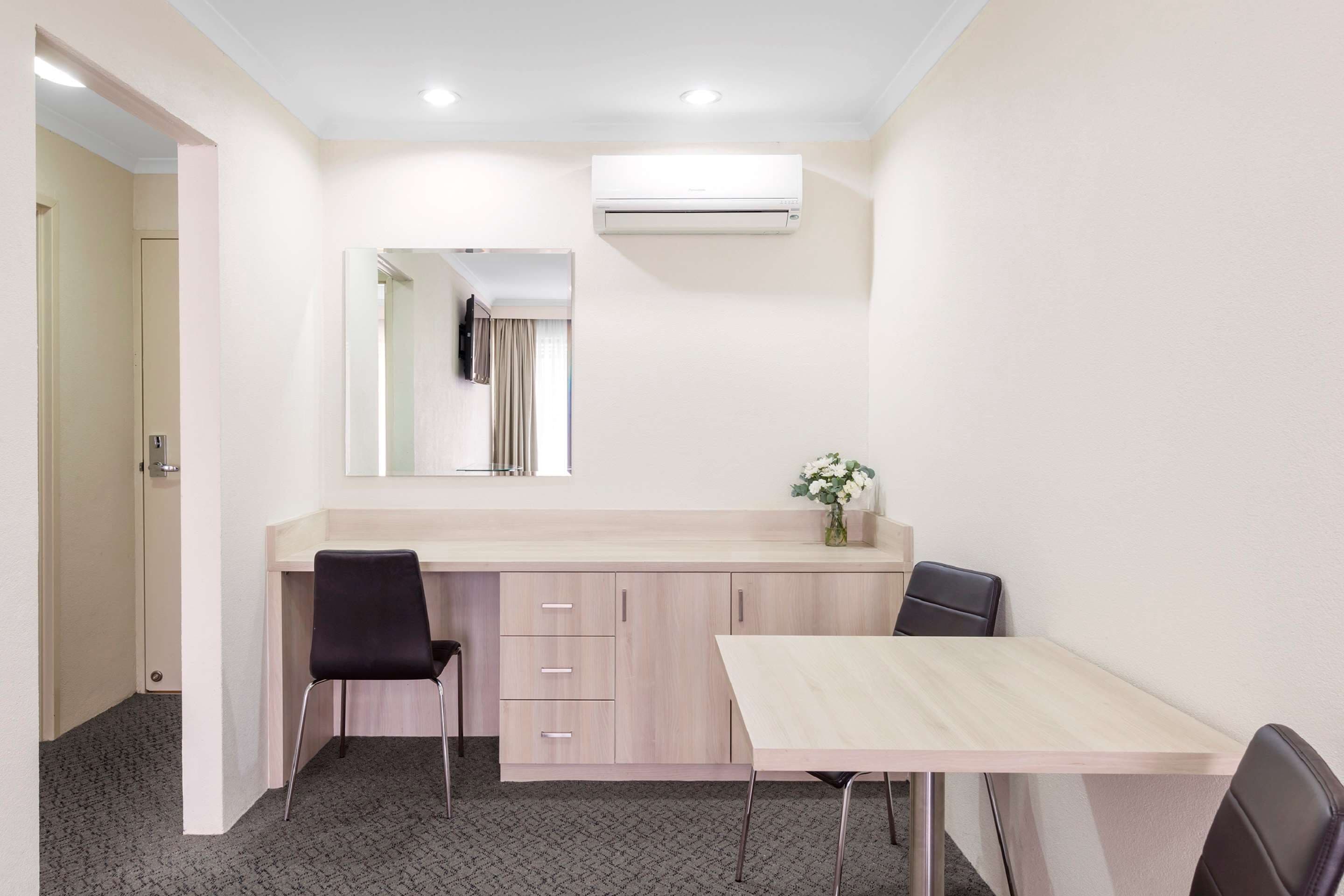 executive suite, 1 queen bed, non smoking (larger room;quiet location) | minibar, in-room safe, laptop workspace, blackout curtains