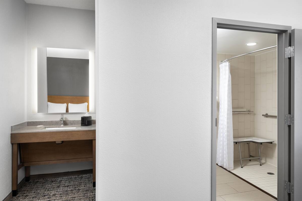 ルーム キングベッド 1 台ソファーベッド付き バリアフリー (Roll-In Shower) | バスルーム | ヘアドライヤー、タオル、石鹸、シャンプー