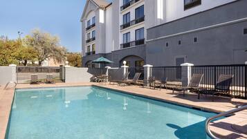 Piscina externa, funciona das 6h às 22h, guarda-sóis, espreguiçadeiras