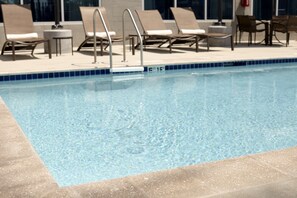 Piscine extérieure, parasols de plage, chaises longues