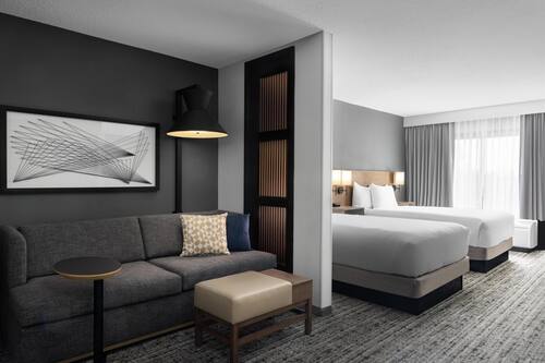 Habitación (Two Double Beds with Sofa Bed) | Ropa de cama de alta calidad, edredón y camas con pillow-top