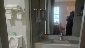 Un bany amb vàter, un lavabo i un mirall.