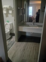 Habitación básica doble | Baño | Artículos de higiene personal gratuitos, secador de pelo y toallas