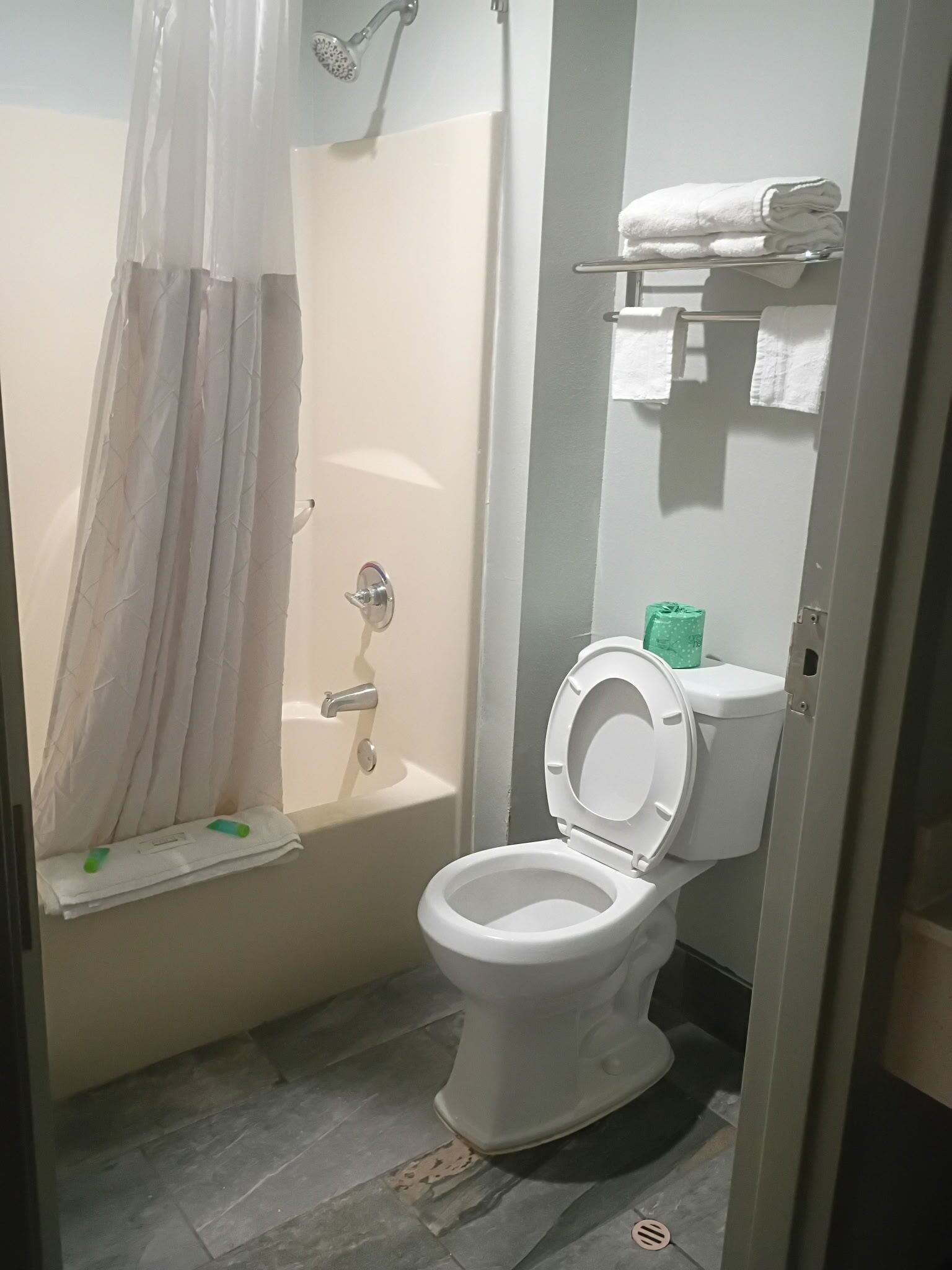 Basic Double Room | Bathroom