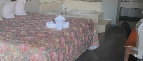 基础单人房 | 熨斗/熨板、免费 WiFi、床单、闹钟