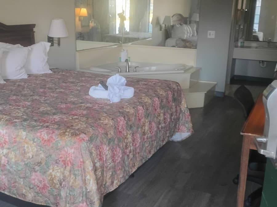 Tabla de planchar con plancha, wifi gratis, ropa de cama y despertador