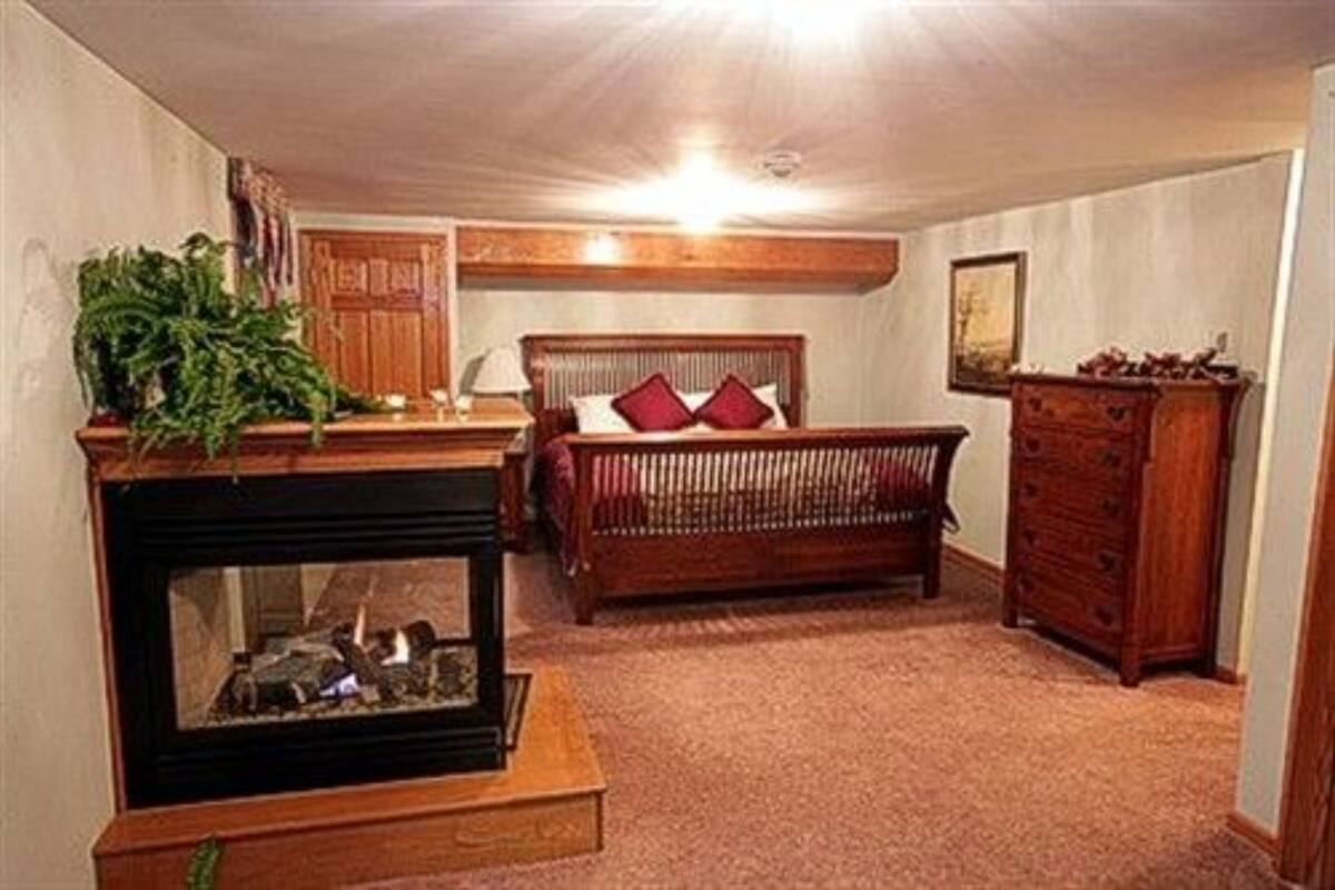 Habitación (Eagle's Nest Suite) | Sistema de insonorización, tabla de planchar con plancha, wifi gratis
