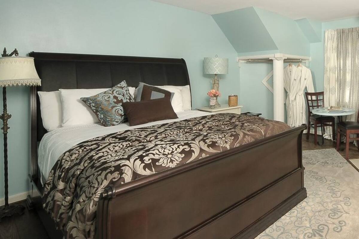 Habitación (Carpenter Manor Whirlpool Suite) | Sistema de insonorización, tabla de planchar con plancha, wifi gratis