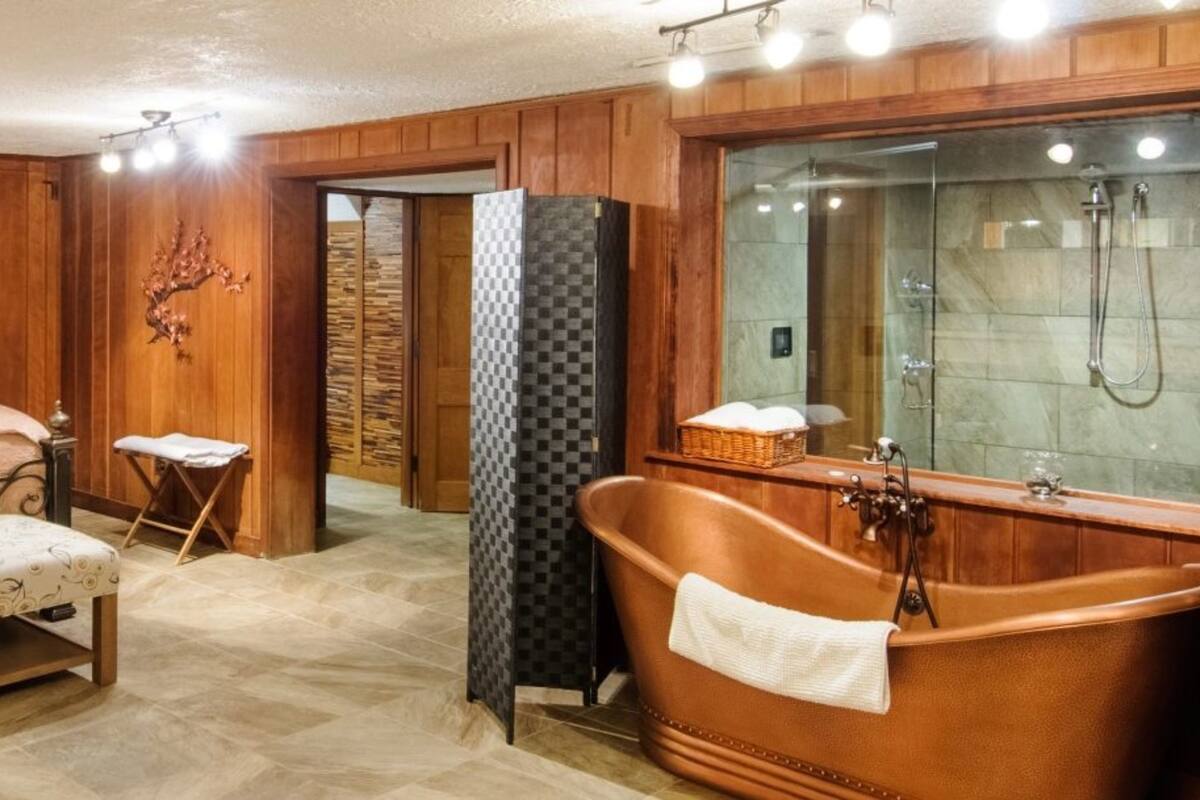 Habitación (Cherry Suite) | Sistema de insonorización, tabla de planchar con plancha, wifi gratis