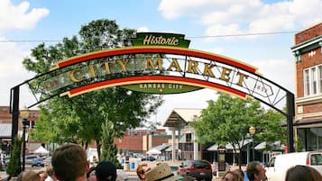 Placa de um mercado histórico da cidade com o texto 'Historic City Market Kansas City' e '1858'.