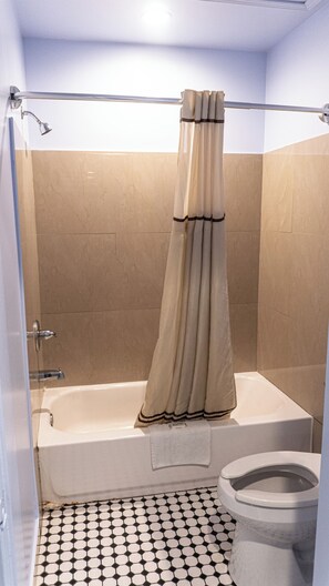Bathroom - Historic Mardi Gras Inn (New Orleans)