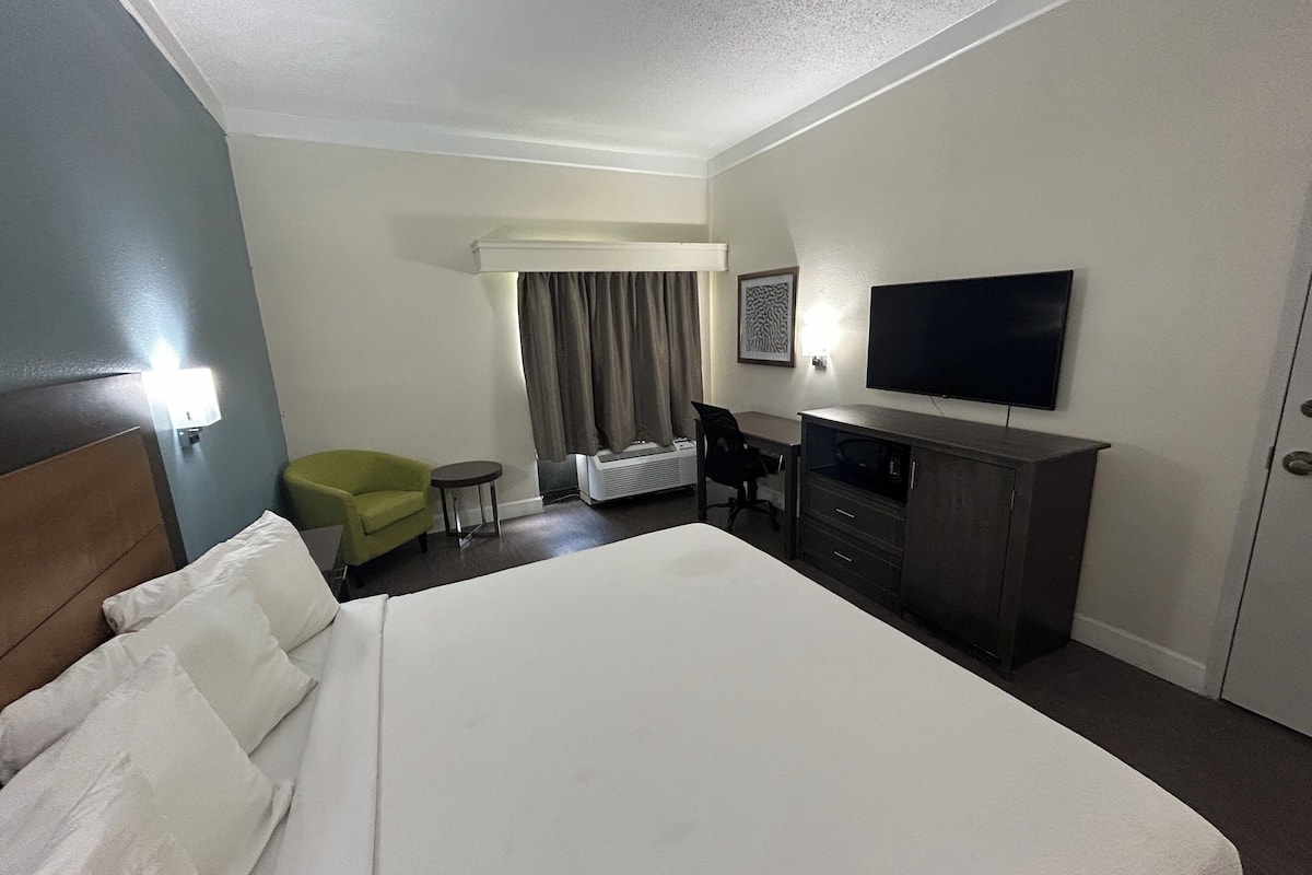 Schreibtisch, laptopgeeigneter Arbeitsplatz, Bügeleisen/Bügelbrett