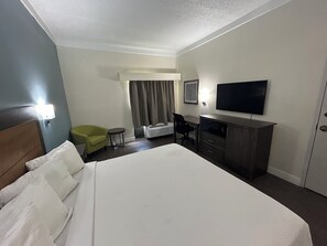 Schreibtisch, laptopgeeigneter Arbeitsplatz, Bügeleisen/B ügelbrett