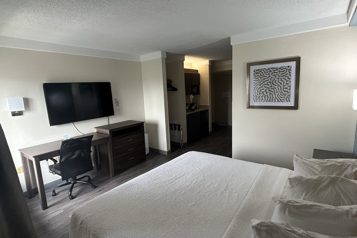 Desk, laptop workspace, iron/ironing board, free WiFi
