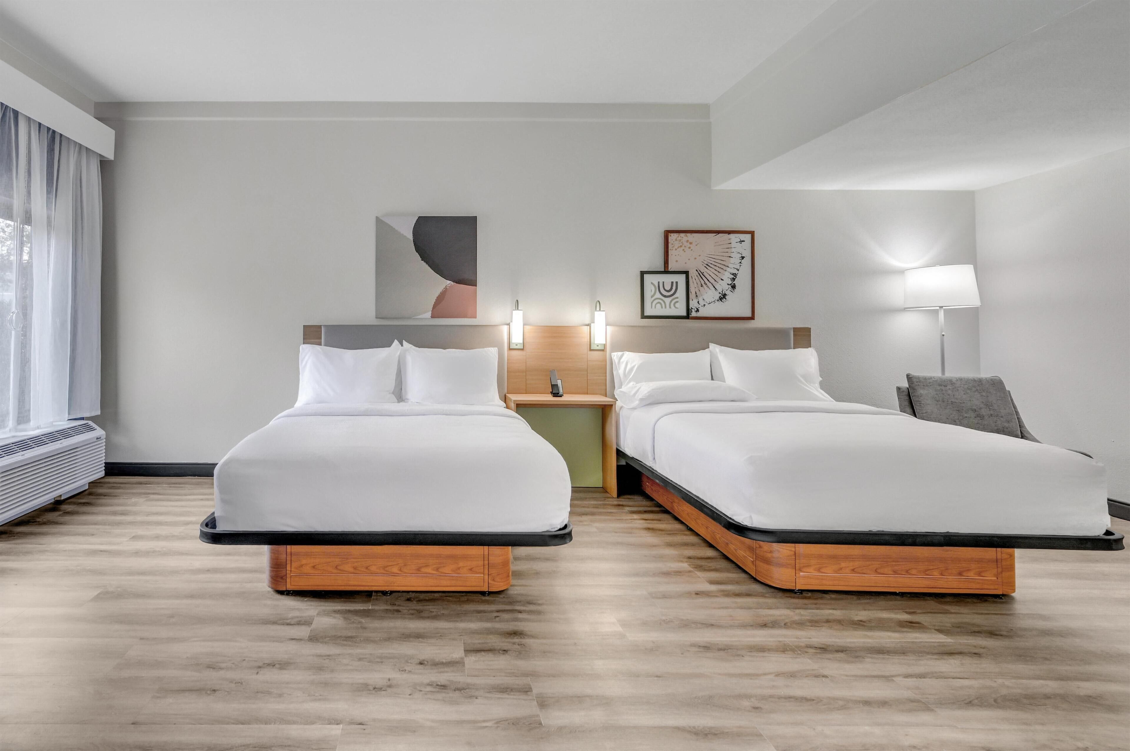 Chambre, 2 grands lits, accessible aux personnes à mobilité réduite, baignoire