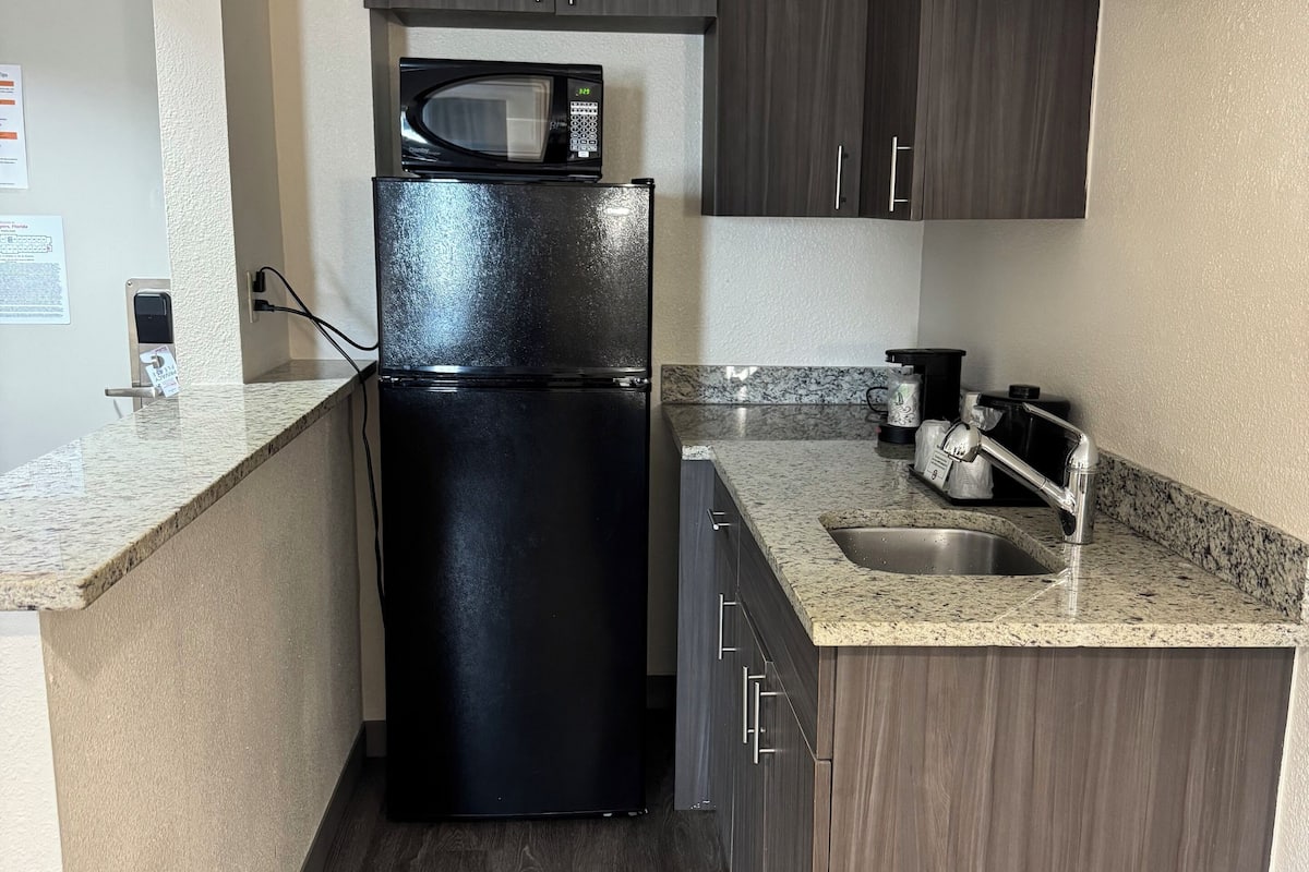 suite, 1 king bed, jetted tub (smoke free) | private kitchen | mini-fridge, microwave, coffee/tea maker