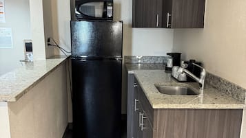 Suite, 1 trÚs grand lit, bain à remous (Smoke Free) | Cuisine privée