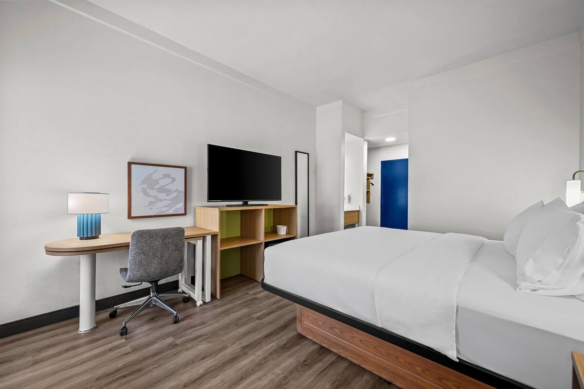 Room, 1 King Bed | Desk, laptop workspace, iron/ironing board, WiFi (free)