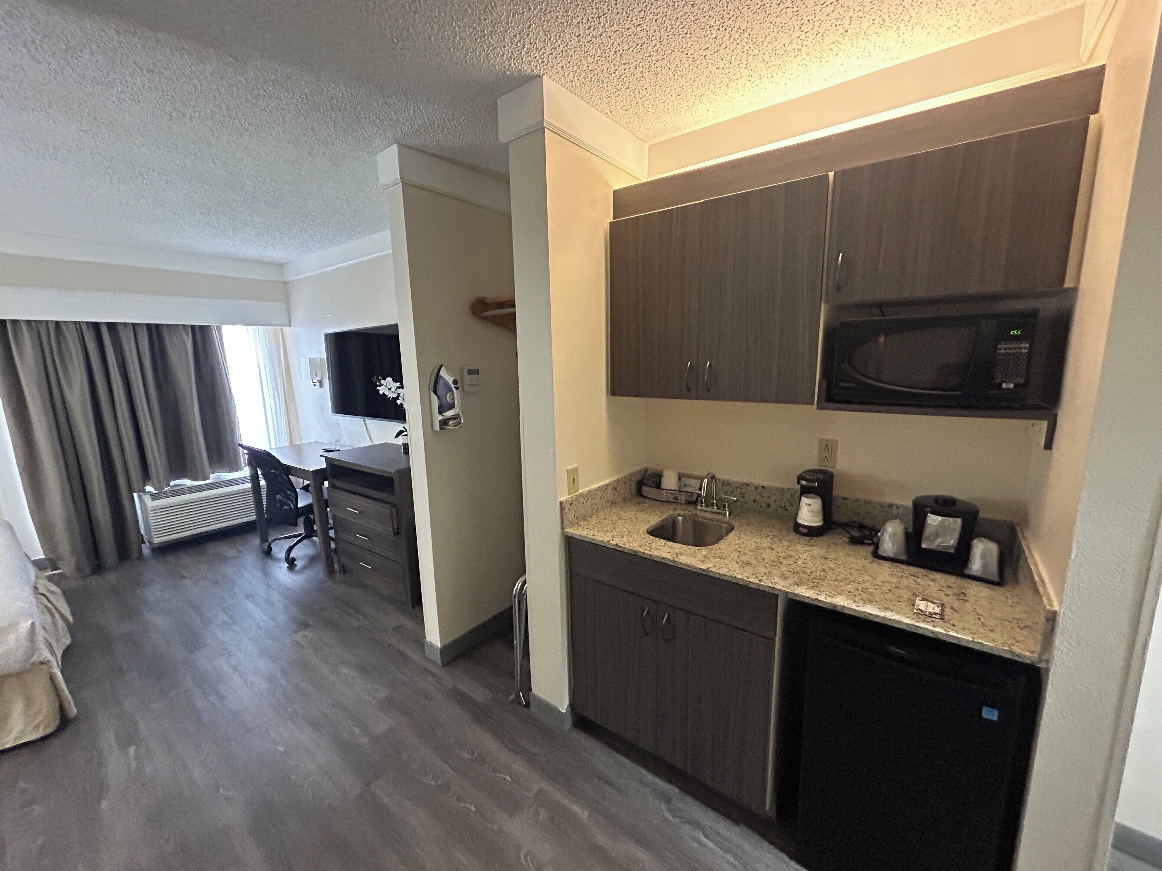 Suite, 1 King-Bett, Whirlpool (Smoke Free) | Schreibtisch, laptopgeeigneter Arbeitsplatz, Bügeleisen/Bügelbrett