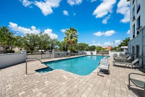Outdoor pool, sun loungers - Spark by Hilton Fort Myers (Fort Myers)