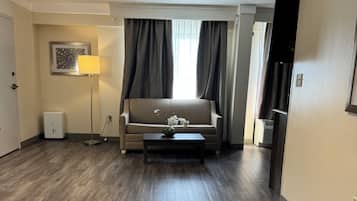 Suite, 1 trÚs grand lit, bain à remous (Smoke Free) | Coin séjour