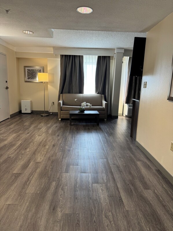 Suite, 1 cama King size, hidromasaje (Smoke Free) | Área de sala de estar | Televisión de 50 pulgadas con canales por cable 