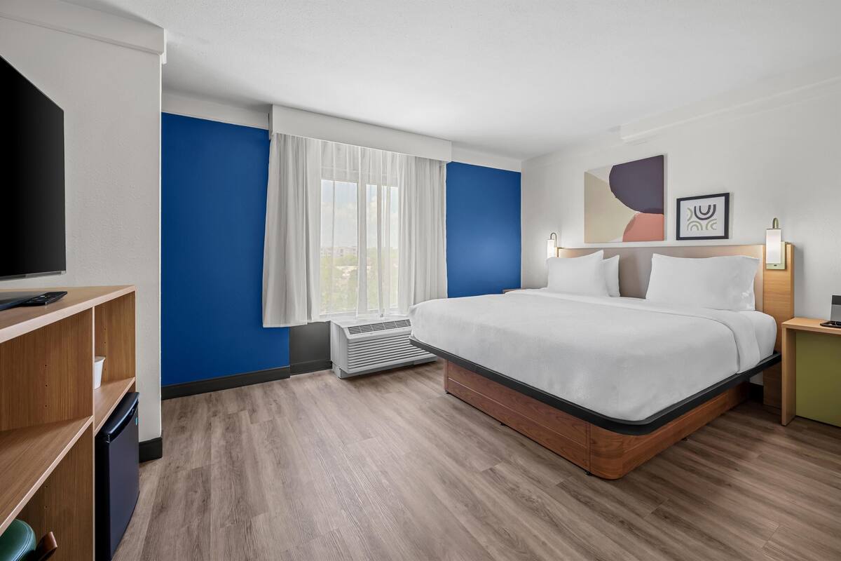 Studio, 1 King Bed | Desk, laptop workspace, iron/ironing board, WiFi (free)