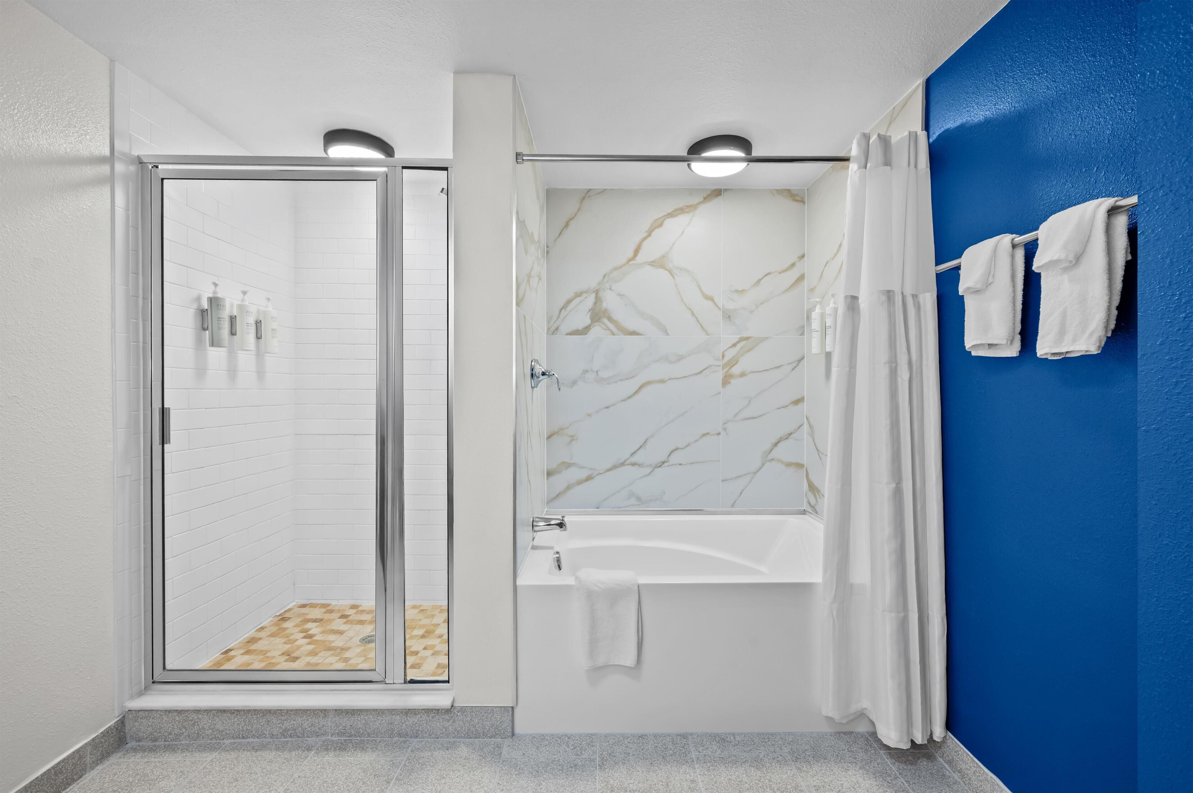 Studio, 1 King Bed | Bathroom | Free toiletries, hair dryer, towels