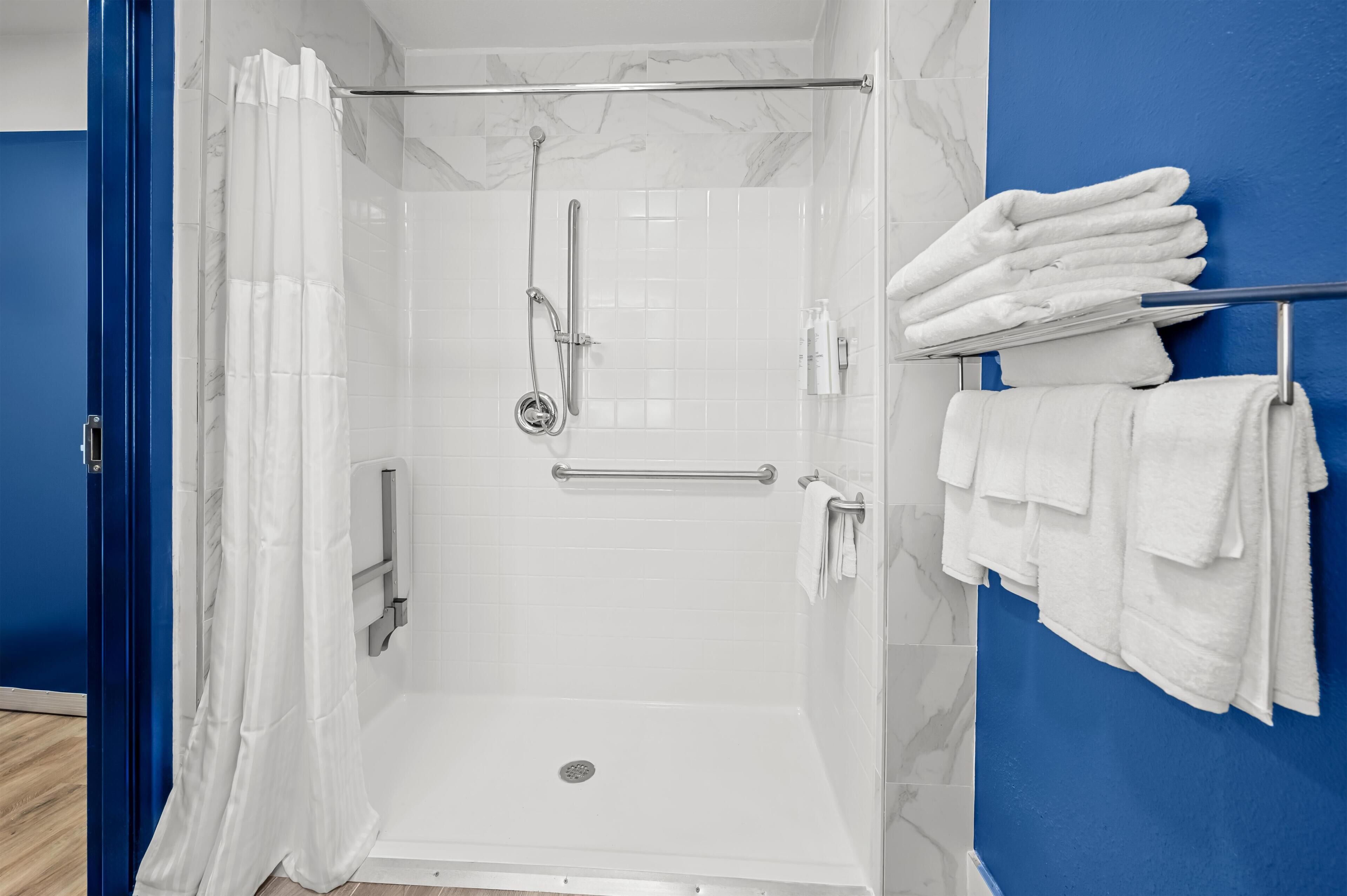 Kamar, 2 Tempat Tidur Queen, difabel mobilitas (Roll-In Shower) | Shower kamar mandi