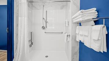 Kamar, 2 Tempat Tidur Queen, difabel mobilitas (Roll-In Shower) | Shower kamar mandi