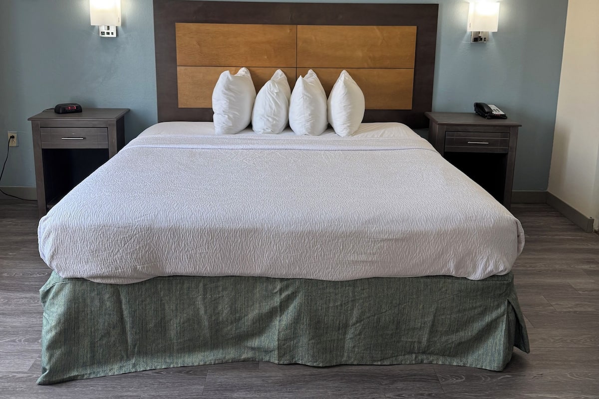 Suite, 1 King Bed, Jetted Tub (Smoke Free) | Desk, laptop workspace, iron/ironing board, free WiFi