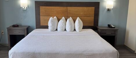 Suite, 1 très grand lit, bain à remous (Smoke Free)