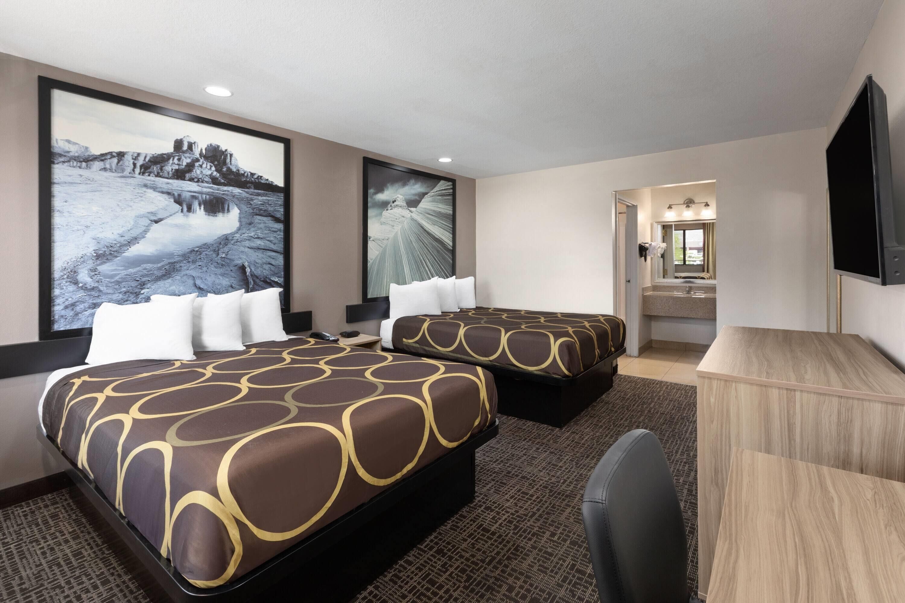 Rom – standard, 2 queensize-senger | Individuelt innredet, skrivebord og skrivebord for bærbar PC