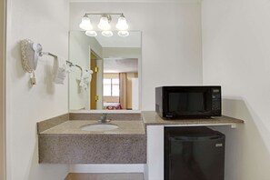 Combined shower/bathtub, hair dryer, towels