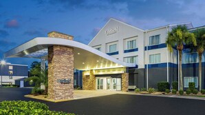 A Fairfield by Marriott hotel with a modern design, featuring a prominent entrance, a covered area, and a well-maintained outdoor space with landscaping. - Fairfield Inn & Suites By Marriott - Brunswick (Brunswick)