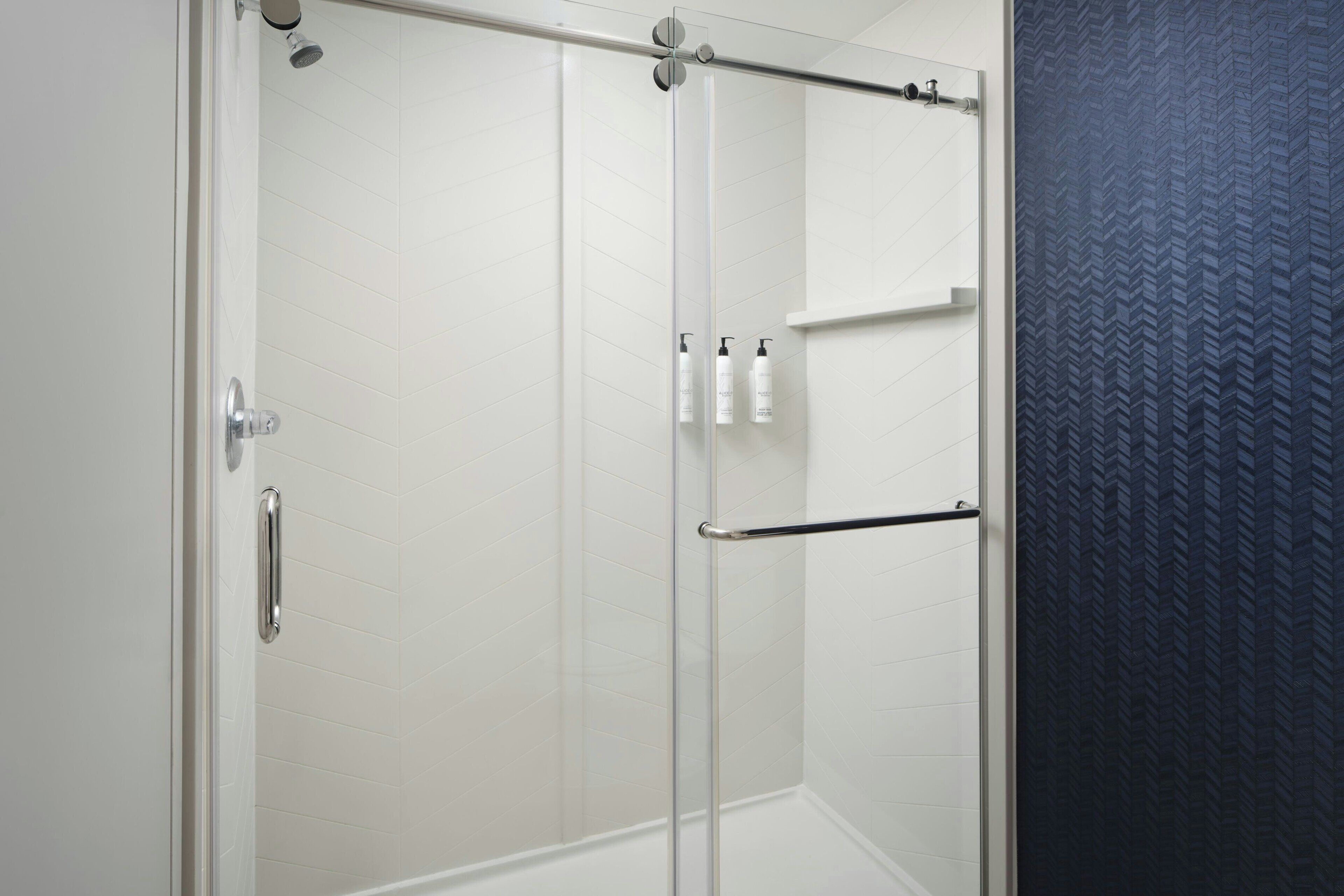 combined shower/bathtub, hydromassage showerhead, free toiletries