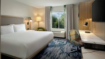 Escritorio, cortinas blackout y tabla de planchar con plancha